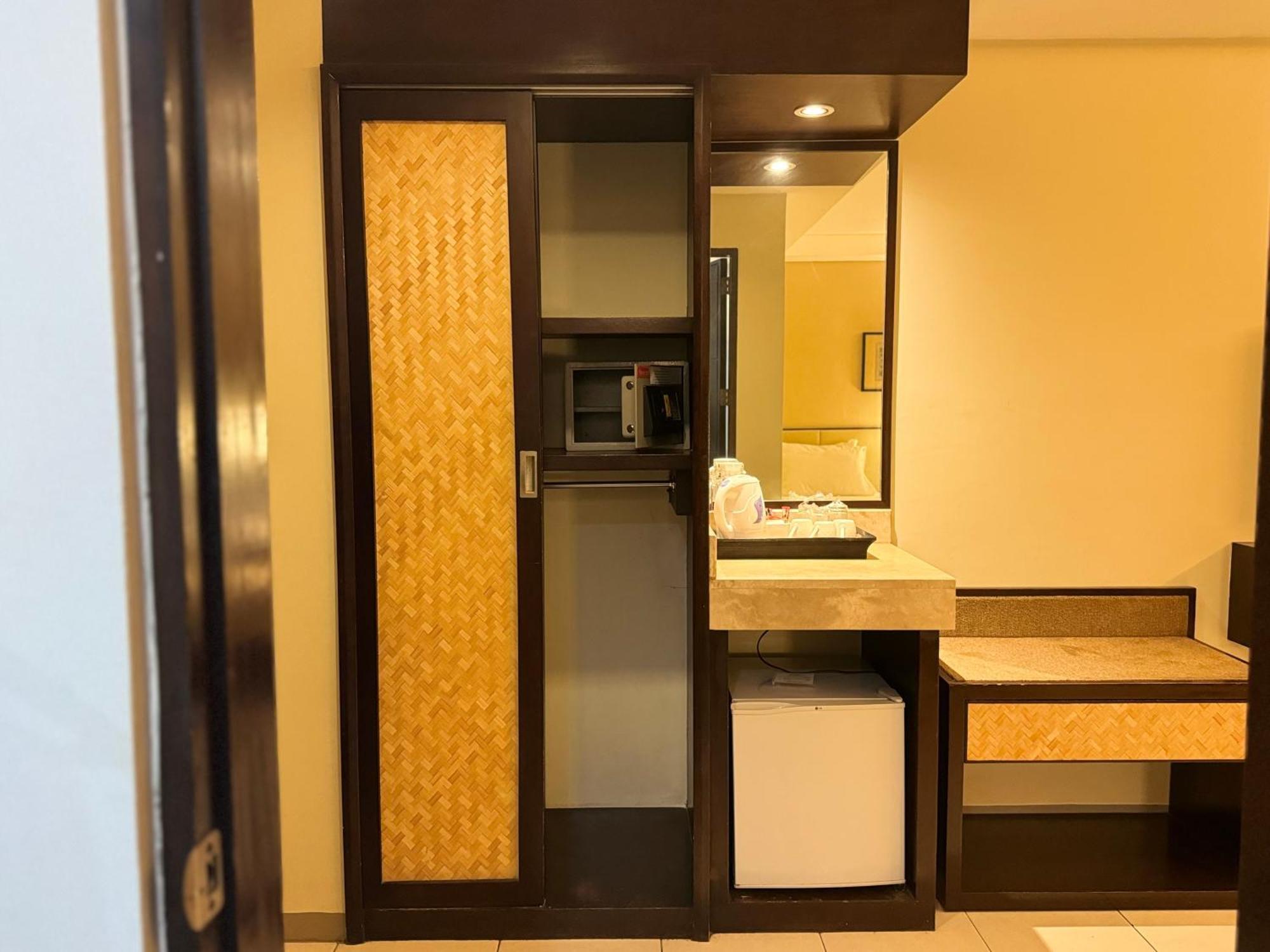Circle Inn - Iloilo City Center Экстерьер фото