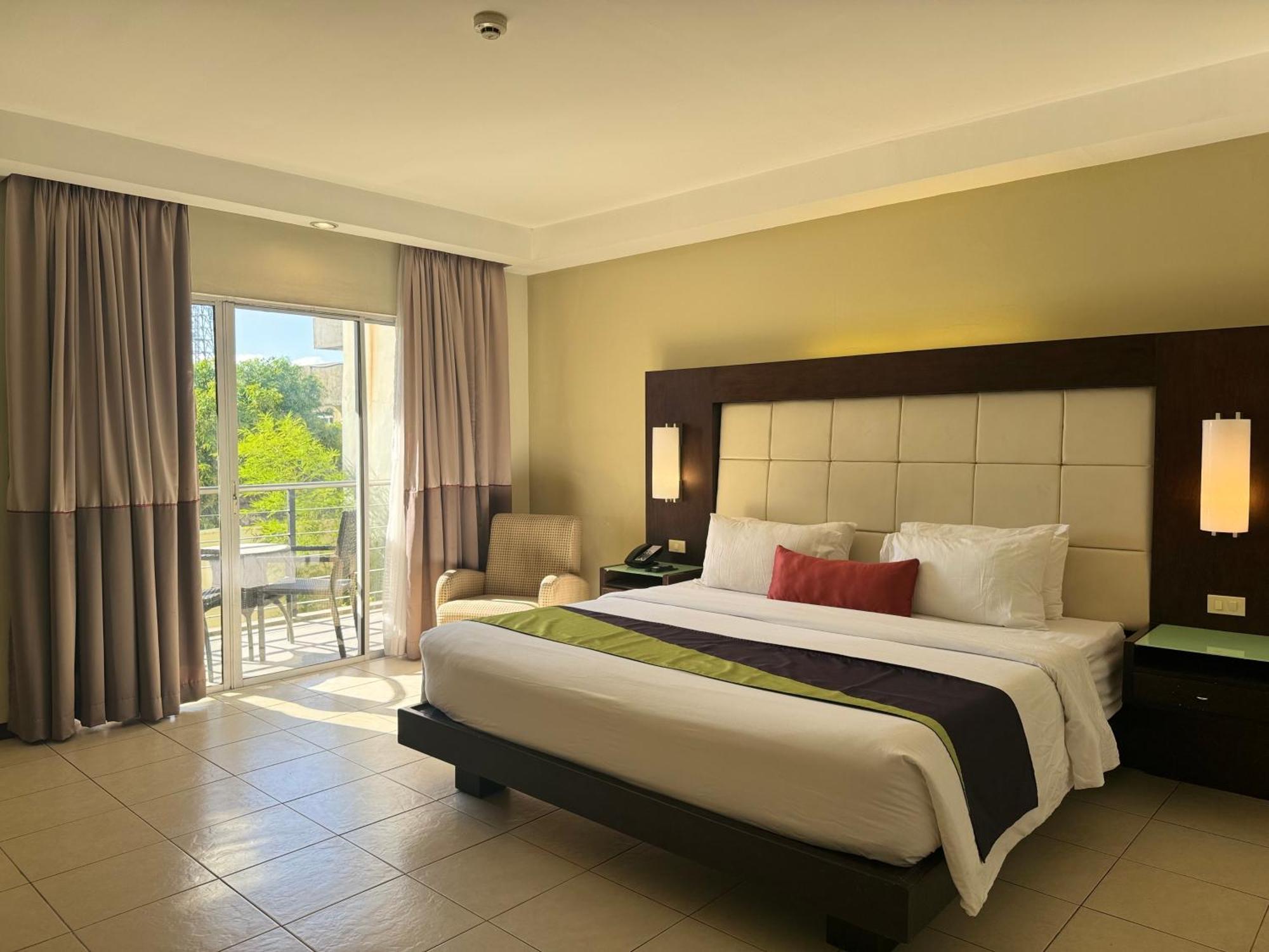 Circle Inn - Iloilo City Center Экстерьер фото