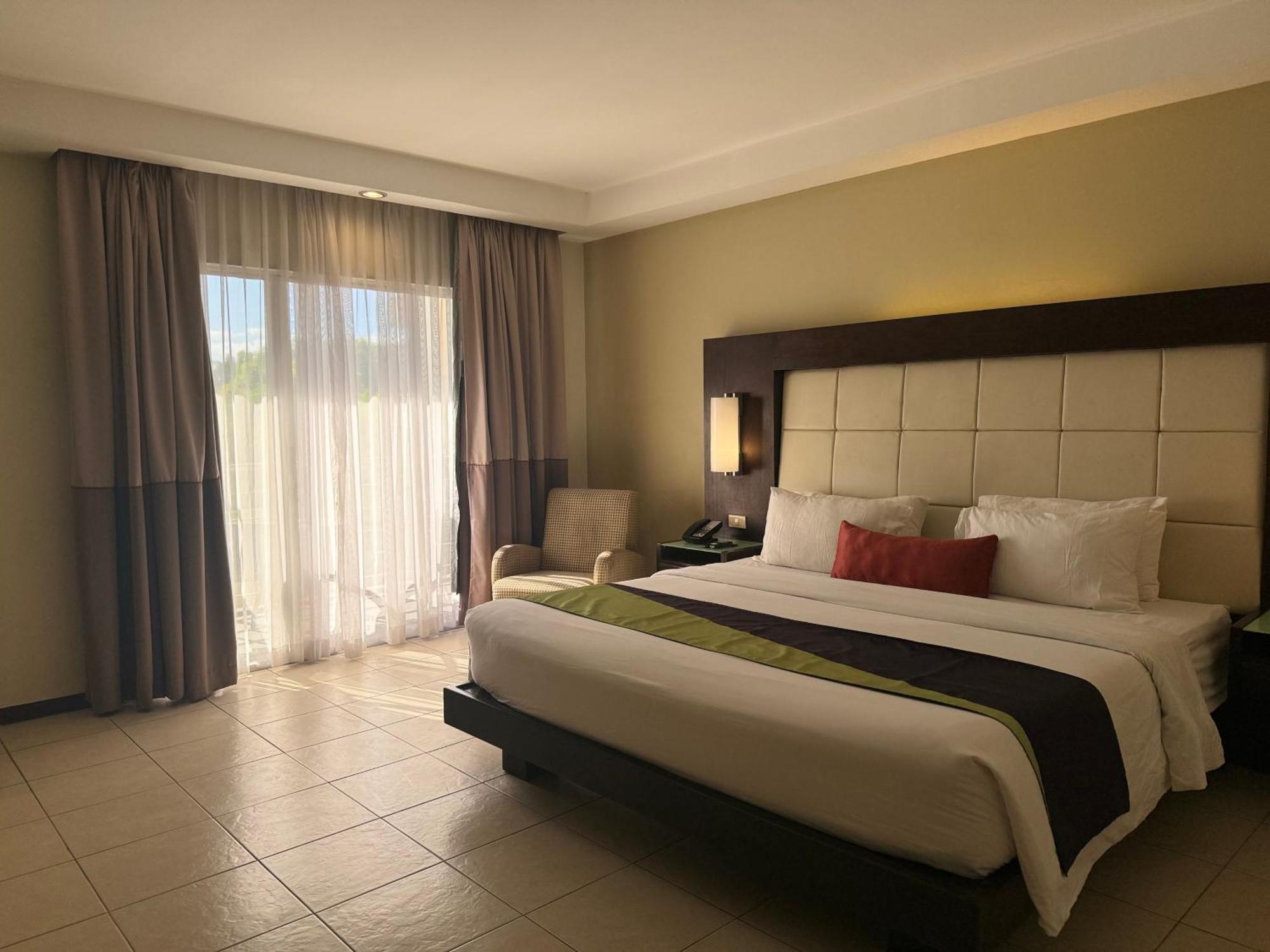 Circle Inn - Iloilo City Center Экстерьер фото