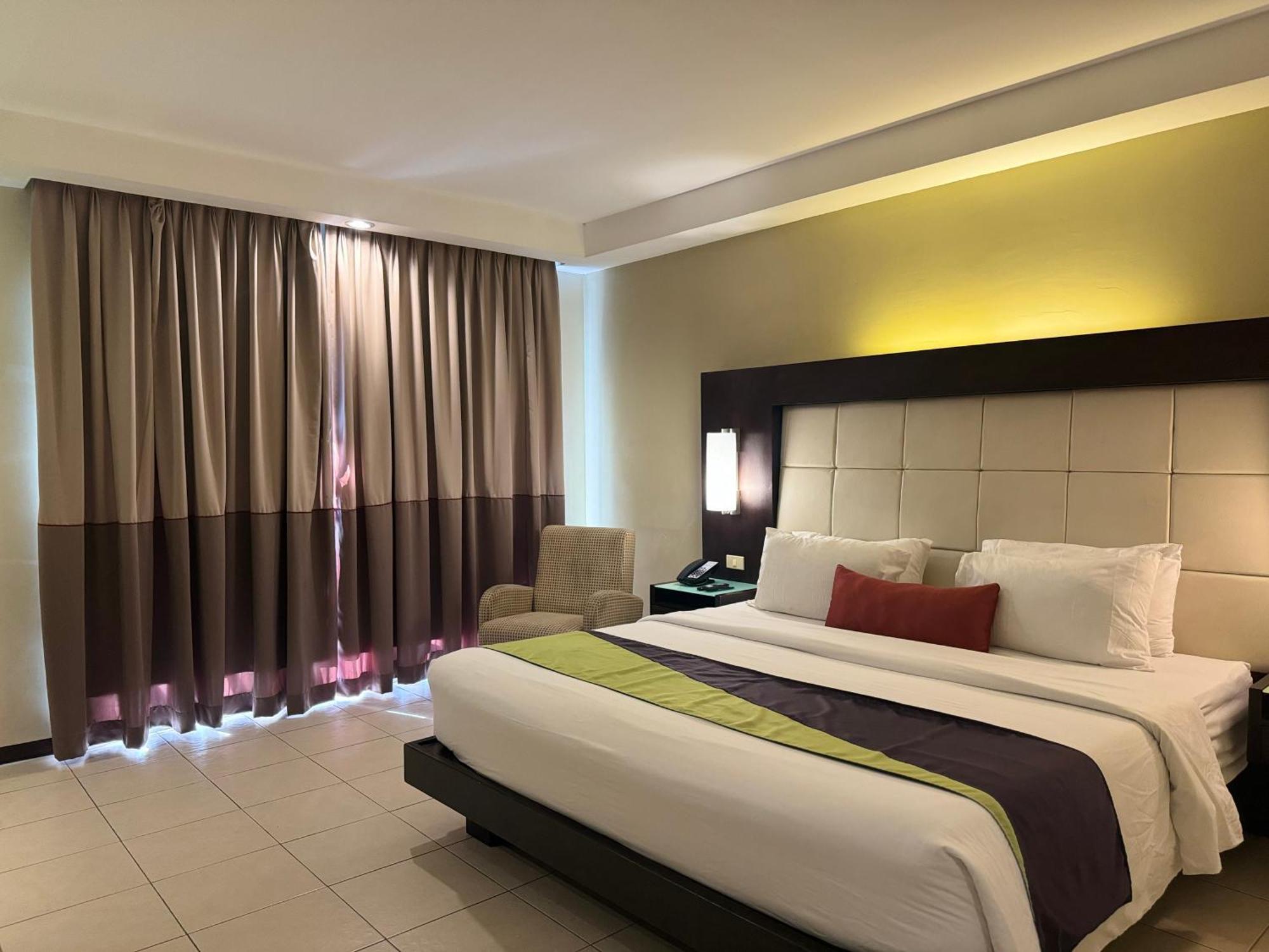 Circle Inn - Iloilo City Center Экстерьер фото