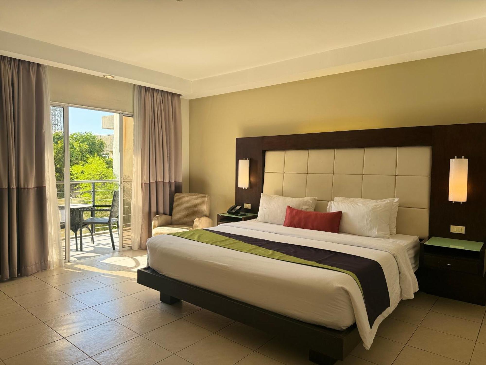 Circle Inn - Iloilo City Center Экстерьер фото