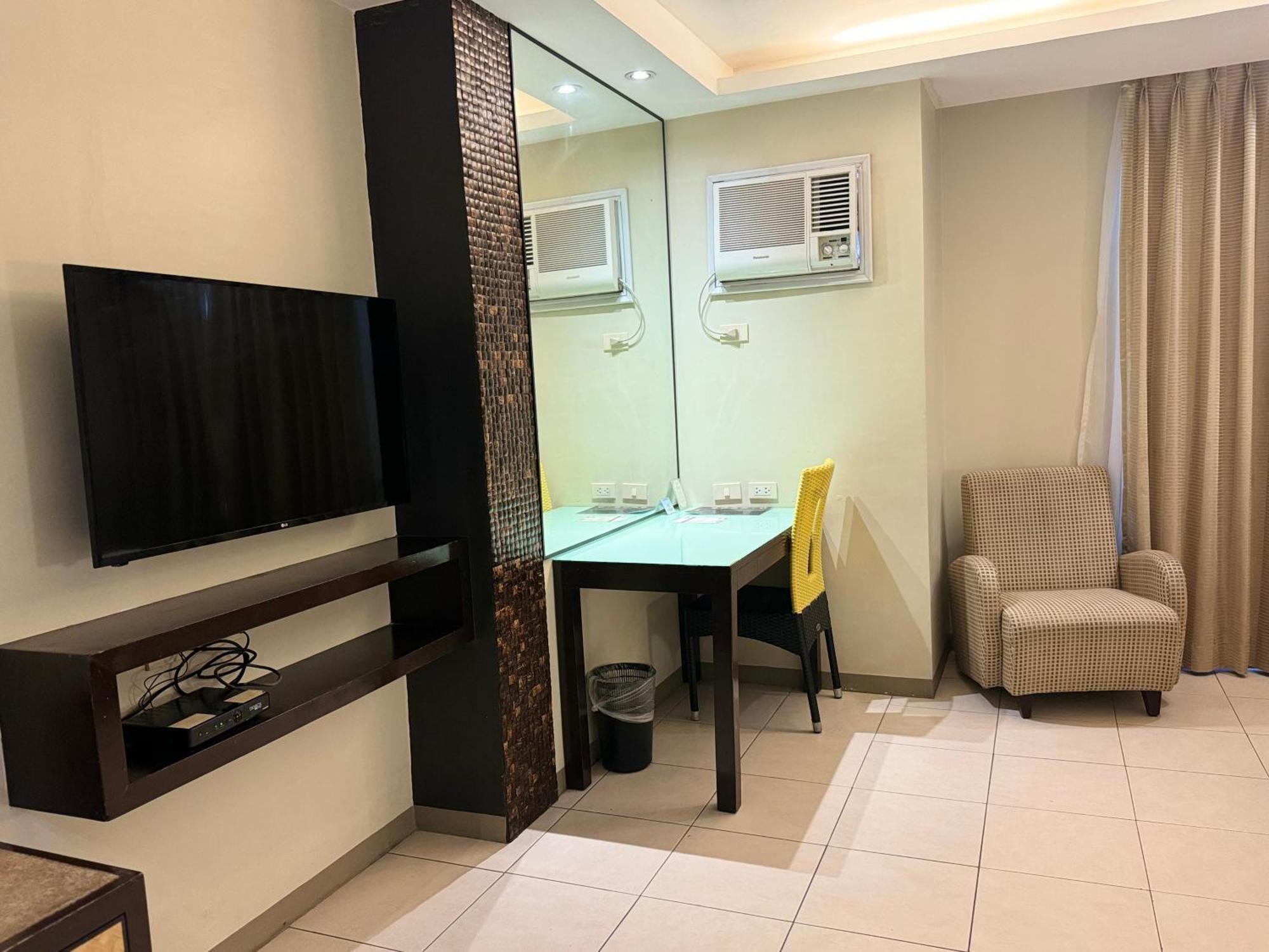 Circle Inn - Iloilo City Center Экстерьер фото