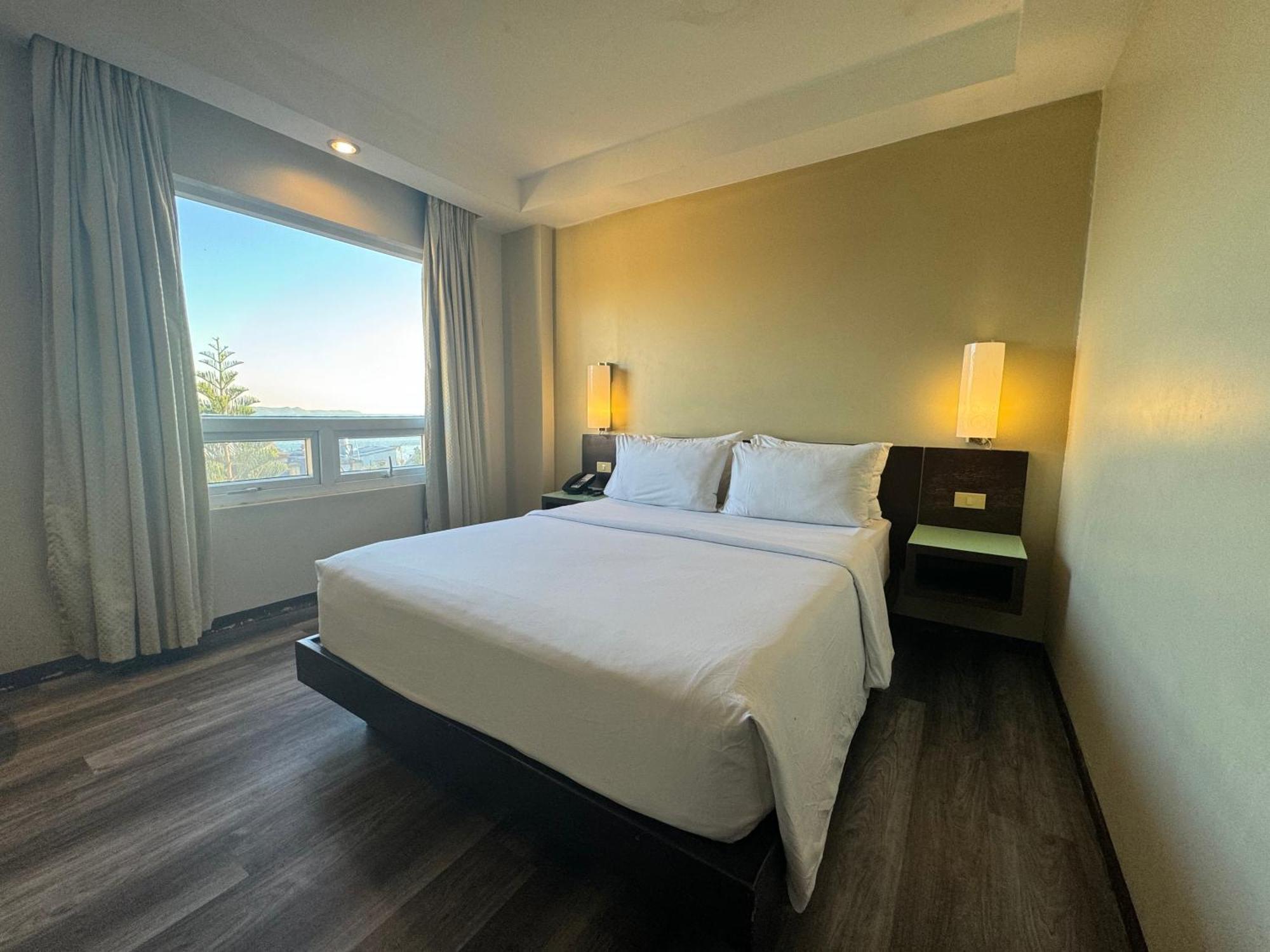 Circle Inn - Iloilo City Center Экстерьер фото